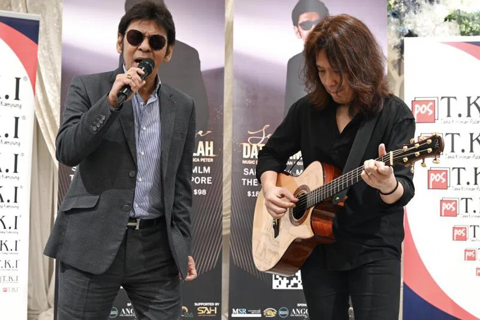 Datuk Jamal Abdillah (kiri)  bersyukur dapat menghiburkan peminatnya dengan lagu nostalgia termasuk lagu yang biasanya tidak dipersembahkan di konsert. Beliau berkongsi suara emasnya pada sidang media di Anggun On Stevens, diiringi pemuzik Singapura, Addy Cradle.