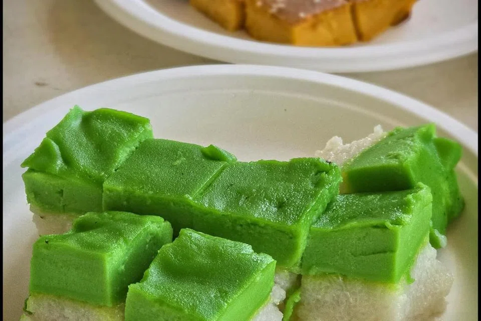 Kuih seperti putri salat dan kuih bakar merupakan antara kuih yang dibuat oleh Cik Bee Bee Jan bagi anggota tentera. 