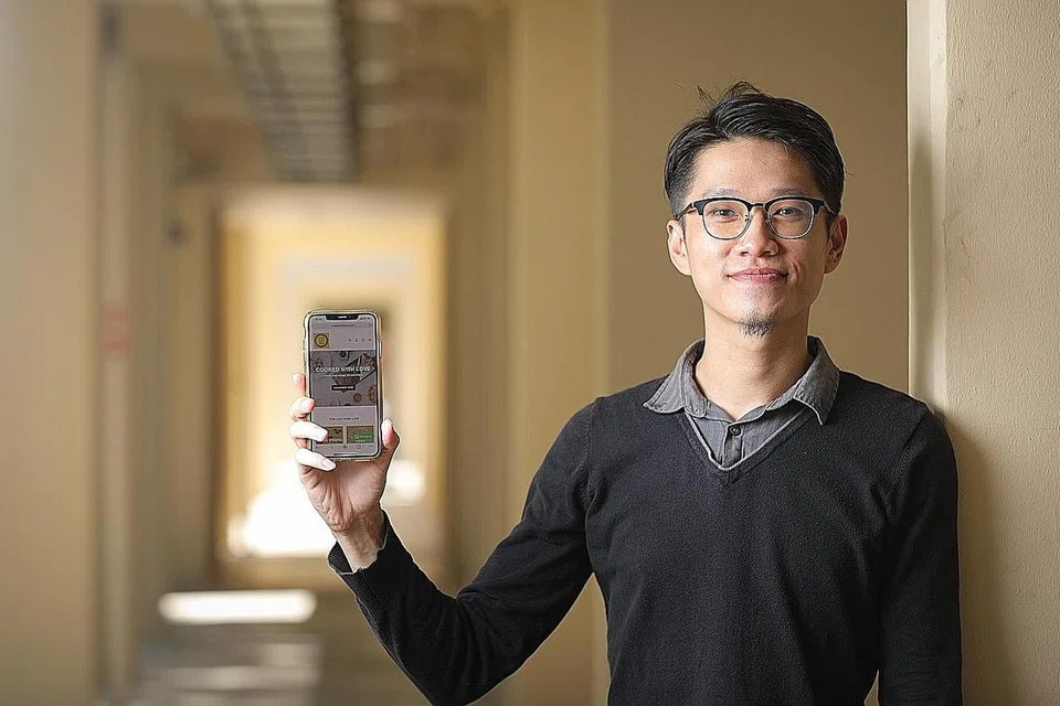 KHIDMAT PENGHANTARAN: Menurut Encik Shane, Halal With Hew menawarkan khidmat penghantaran yang murah dengan hanya pembayaran $5 bagi pelanggan peniaga HBB. - Foto BH oleh ONG WEE JIN