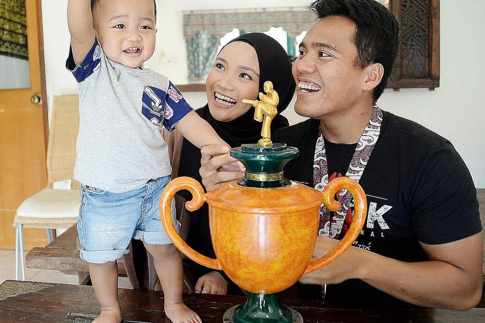 TUGAS SEBAGAI KETUA KELUARGA TIDAK DILUPA: Shakir bersama isterinya, Nur Shafiqah Ghazali, dan anak, Muhammad Sirhan Ardhani. - Foto fail 