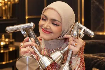 Sewaktu acara Anugerah Industri Muzik ke-25 (AIM 25), Datuk Seri Siti Nurhaliza telah memenangi empat kategori Vokal Wanita Terbaik, Lagu Tradisional Terbaik, Lagu Terbaik dan Kolaborasi Terbaik Artis Tempatan atau Artis/Penggubah Antarabangsa.