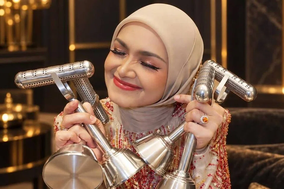 Sewaktu acara Anugerah Industri Muzik ke-25 (AIM 25), Datuk Seri Siti Nurhaliza telah memenangi empat kategori Vokal Wanita Terbaik, Lagu Tradisional Terbaik, Lagu Terbaik dan Kolaborasi Terbaik Artis Tempatan atau Artis/Penggubah Antarabangsa.