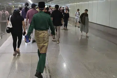 Pemangku Menteri Bertanggungjawab bagi Ehwal Masyarakat Islam merangkap Menteri Negara Kanan (Ehwal Dalam Negeri), Profesor Madya Dr Muhammad Faishal Ibrahim menyertai ramai anggota masyarakat Singapura lain menaiki MRT, yang disifatkannya berjalan lebih lancar daripada kopinya. 