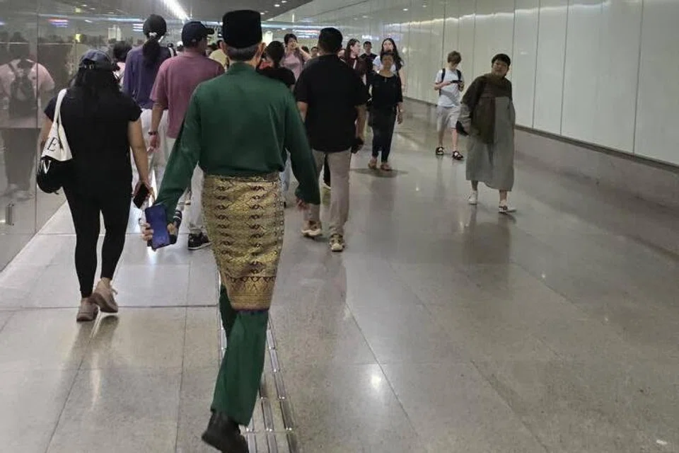 Pemangku Menteri Bertanggungjawab bagi Ehwal Masyarakat Islam merangkap Menteri Negara Kanan (Ehwal Dalam Negeri), Profesor Madya Dr Muhammad Faishal Ibrahim menyertai ramai anggota masyarakat Singapura lain menaiki MRT, yang disifatkannya berjalan lebih lancar daripada kopinya. 