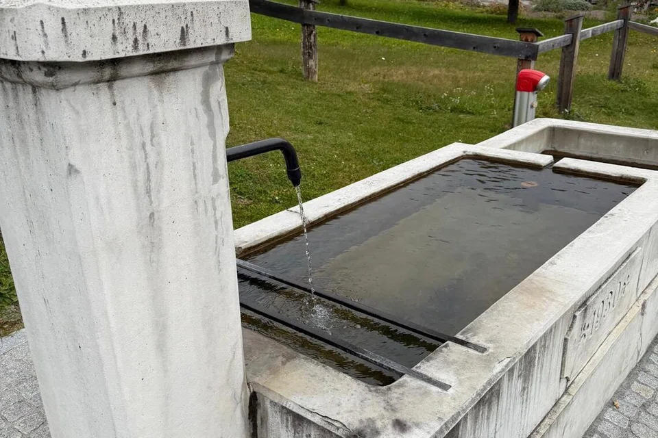 Sebuah pancutan air di kampung Filisur tersedia untuk pengunjung minum atau isi botol air. Airnya mengalir dari gunung berdekatan, jernih dan selamat diminum. 
