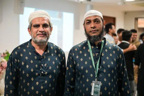 Encik Habibur Rahman (kanan) berkata forum Dadah itu Haram yang diadakan di Masjid Angullia untuk pekerja migran amat bermanfaat untuknya dan pekerja migran yang lain. Bersama beliau ialah penduduk tetap Singapura dari Burma, Encik Mohamed Tayab Ali, 56 tahun. 
