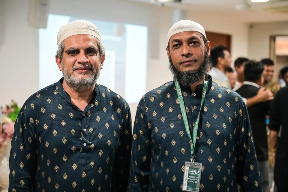 Encik Habibur Rahman (kanan) berkata forum Dadah itu Haram yang diadakan di Masjid Angullia untuk pekerja migran amat bermanfaat untuknya dan pekerja migran yang lain. Bersama beliau ialah penduduk tetap Singapura dari Burma, Encik Mohamed Tayab Ali, 56 tahun. 