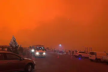 JEREBU MERAH: Langit di sekitar Mallacoota, Victoria, Australia, bertukar menjadi merah akibat diselaputi jerebu tebal dan asap akibat kebakaran belukar yang berlaku. Khidmat Kebakaran Luar Bandar (RFS) New South Wales (NSW) mengatakan skala kebakaran di negeri itu tidak pernah berlaku seperti sebelumnya.Sejauh ini, kawasan seluas 3.41 juta hektar telah terbakar. - Foto REUTERS