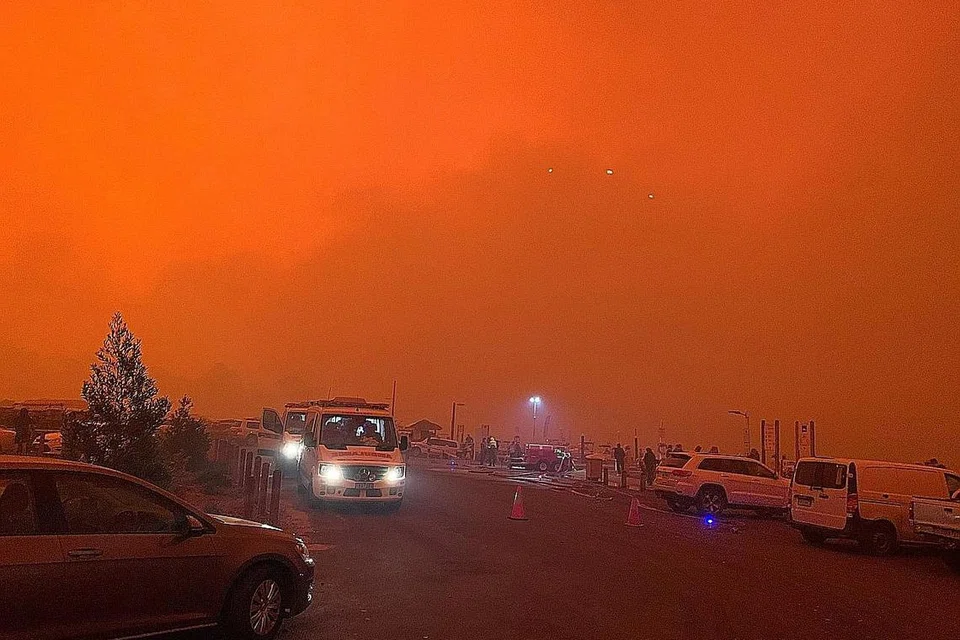 JEREBU MERAH: Langit di sekitar Mallacoota, Victoria, Australia, bertukar menjadi merah akibat diselaputi jerebu tebal dan asap akibat kebakaran belukar yang berlaku. Khidmat Kebakaran Luar Bandar (RFS) New South Wales (NSW) mengatakan skala kebakaran di negeri itu tidak pernah berlaku seperti sebelumnya.Sejauh ini, kawasan seluas 3.41 juta hektar telah terbakar. - Foto REUTERS