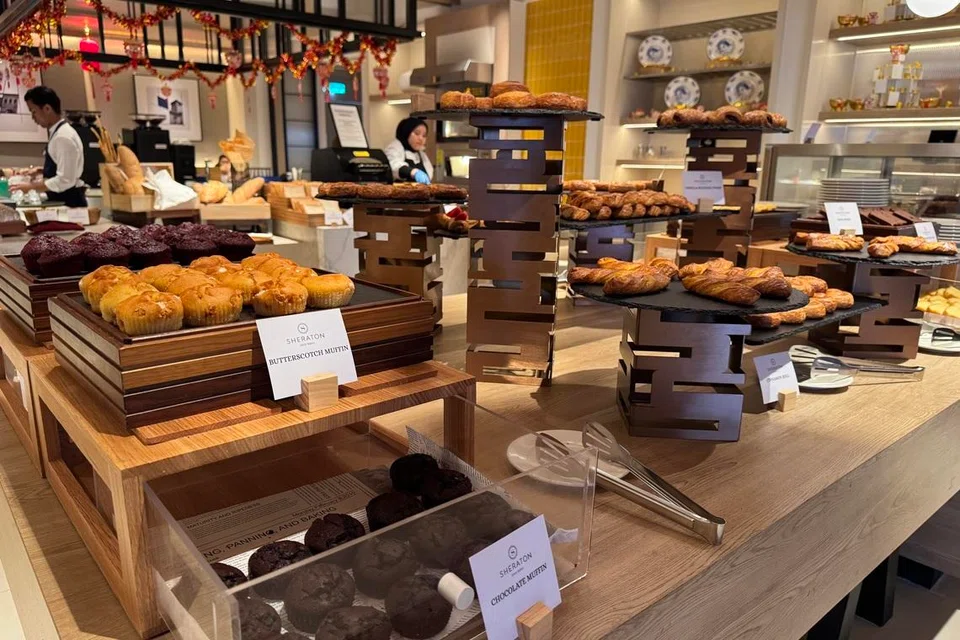 Aneka roti dan kek bagi bufet sarapan di Sheraton JB.