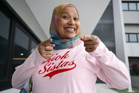 Menyentuh mengenai watak yang dimainkan dalam siri mikrodrama ‘Heartbeats’, penggiat teater serta Pensyarah Kanan di Politeknik Temasek, Cik Aidli Mosbit, 52 tahun, berkata watak tersebut membawa mesej aspirasi masyarakat Singapura untuk terus menjalani kehidupan yang aktif, sihat dan berhubung dengan masyarakat, selaras dengan semangat penuaan aktif serta mengelakkan pengasingan sosial.