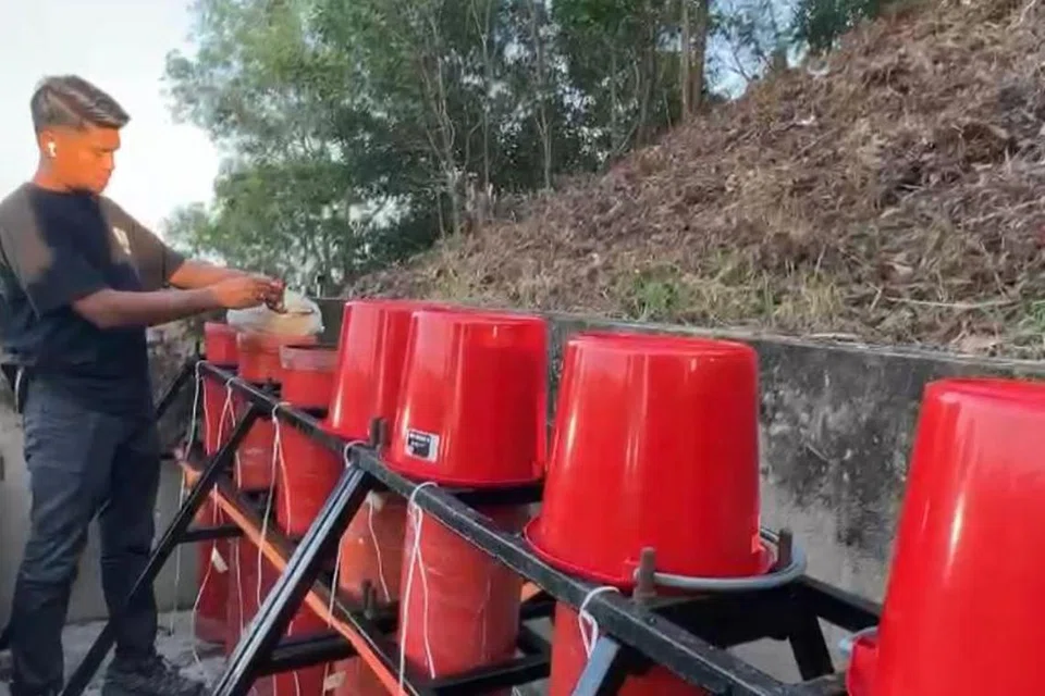 Encik Shafuan Shafie, 38 tahun, sudah mahir mengendalikan bedilan bunga api untuk menghasilkan bunyi ‘bom’ sebagai isyarat masuknya waktu berbuka puasa dan imsak pada waktu sahur sepanjang Ramadan. 