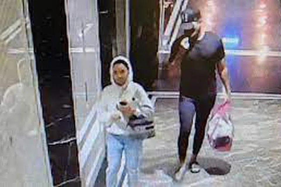 Dalam rakaman kamera litar tertutup (CCTV) bertarikh 25 Februari, individu yang kelihatan seperti Ruhainies (kiri) dan Aliff Aziz dilihat berjalan dari lobi kondominium mewah ke ruang lif.