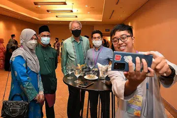 PERJUMPAAN HARI RAYA: Encik Faisal Abdul Karim (dua dari kanan) bergambar dengan Menteri Bertanggungjawab bagi Ehwal Masyarakat Islam, Encik Masagos Zulkifli Masagos Mohamad (dua dari kiri) dan Menteri Kanan, Encik Teo Chee Hean (tengah) semasa Majlis Perjumpaan Hari Raya Menteri di hotel Pan Pacific Singapura Jumaat lalu. - Foto BH oleh CHONG JUN LIANG
