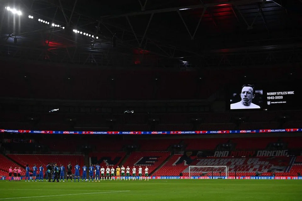 DALAM KENANGAN: Pemain memberi penghormatan kepada pemain yang telah meninggal dunia termasuk Nobby Stiles semasa perlawanan bola sepak persahabatan antarabangsa antara England dan Republik Ireland di Stadium Wembley pada 12 November 2020. - Foto AFP, REUTERS 