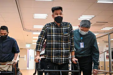 RASA SYUKUR: Encik Asyraf Ghazali, 28 tahun, seorang pesakit lumpuh sejak ditimpa kemalangan pada 2018, kini boleh ‘berjalan’ sambil diselia selepas menjalani satu percubaan pada 2023. 