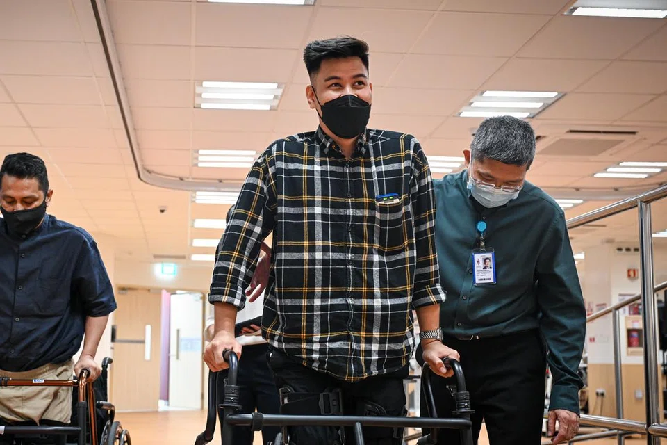 RASA SYUKUR: Encik Asyraf Ghazali, 28 tahun, seorang pesakit lumpuh sejak ditimpa kemalangan pada 2018, kini boleh ‘berjalan’ sambil diselia selepas menjalani satu percubaan pada 2023. 