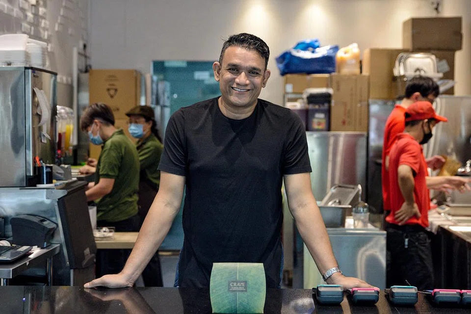 BERANI AMBIL RISIKO: Pemilik Nasi Lemak Crave, Encik Abdul Malik Hassan di cawangan barunya di Tai Seng. Beliau membuka bukan satu tetapi sehingga tiga cawangan baru. - Foto BH oleh JOEL CHAN