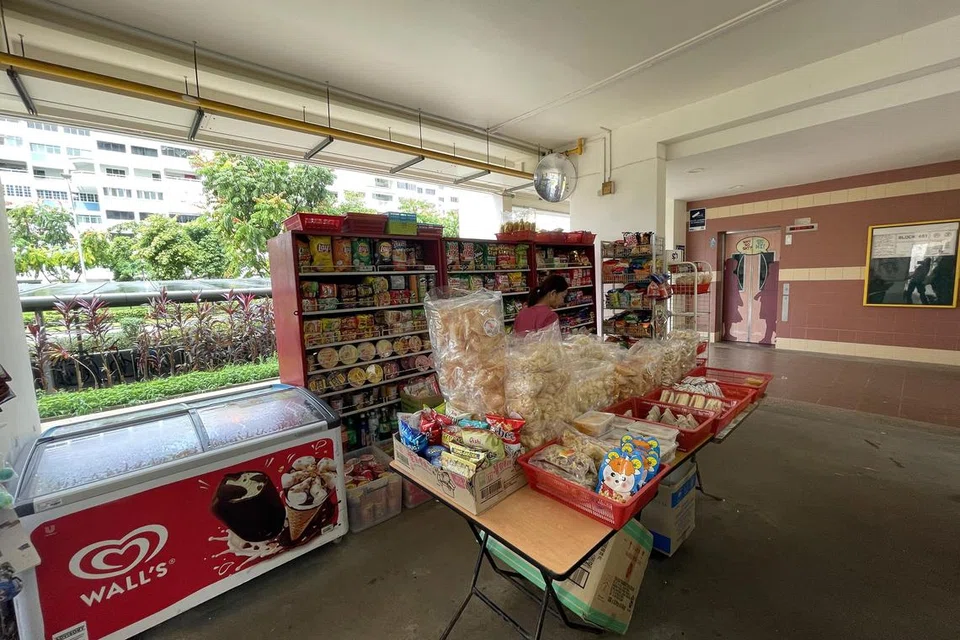 JUAL PELBAGAI PRODUK: Pelbagai produk dijual di Hajee Kiosk termasuk kuih-muih, karipap, aneka jenis minuman, keropok dan gula-gula serta barangan dapur seperti ikan bilis, sos masakan dan makanan dalam tin. 