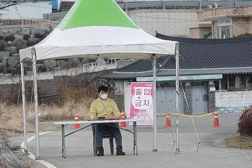 KAMPUNG DI KOREA DILANDA VIRUS: Jalan menuju ke perkampungan kecil di Yeongam County, 384 kilometer di selatan Seoul, Korea Selatan, disekat oleh pekerja awam tempatan kelmarin. Kampung tersebut dilanda virus Covid-19 yang menjangkiti 11 penduduk sejauh ini, - Foto EPA-EFE