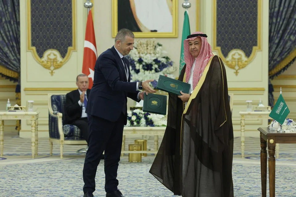 KONTRAK PERTAHANAN: Encik Haluk Bayraktar, CEO  syarikat pengeluar dron Turkey Baykar, dan  Menteri Muda Pertahanan Arab Saudi bagi Hal Ehwal Eksekutif, Dr Khaled bin Hussein Al-Bayari, di  majlis menandatangani kontrak pertahanan di Jeddah   pada Selasa. 