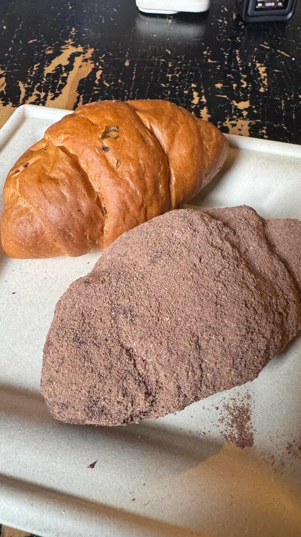 ‘Salt bread’ perisa bawang putih dan ‘chocolate kinako’.
