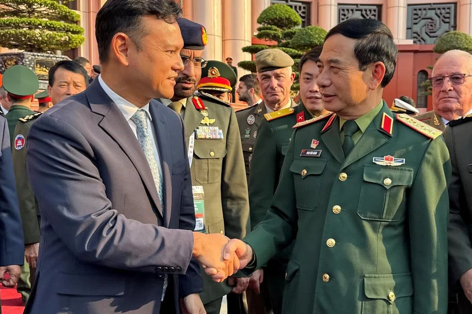 Menteri Negara Kanan (Pertahanan), Encik Zaqy Mohamad (kiri), bertemu dengan Menteri Pertahanan Nasional Vietnam, Jeneral Phan Van Giang, sewaktu berada di Hanoi untuk Ekspo Pertahanan Antarabangsa Vietnam (Videx) 2024. 