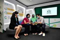 TOKOKAN CPF: (Dari kiri) Cik Lim Hui Kiang, eksekutif kanan khidmat pelanggan Lembaga CPF, Cik Sim Ann, penjaja dan penduduk Bukit Timah, Cik Salmiah dan Dr Kenny Sim Mong Keang, CEO FSK Advisory dan penderma di Pusat Khidmat CPF Maxwell. - Foto BH oleh LIM YAOHUI