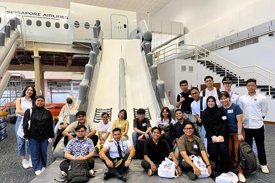 SERTAI PROGRAM: Cik Khadijah Johari (dua dari kiri), seorang pelajar tahun kedua dalam program Pengurusan Penerbangan di Politeknik Temasek, berpeluang menghadiri Rumah Terbuka ‘SIA Cares’ yang dianjurkan Yayasan Mendaki.