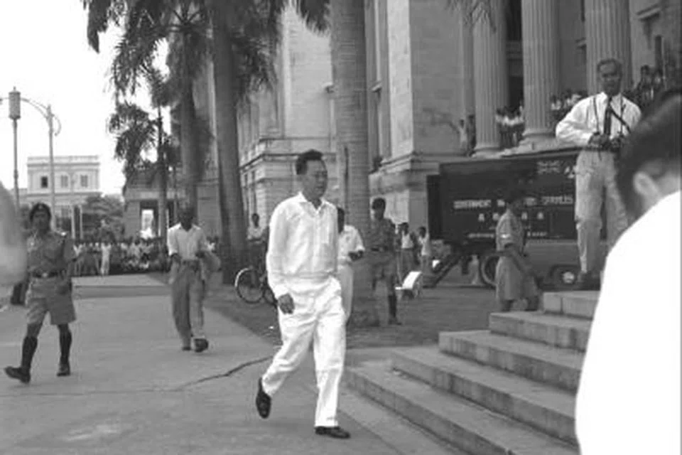Encik Lee Kuan Yew tiba di Dewan Bandar Raya berpakaian serba putih untuk upacara mengangkat sumpah sebagai Perdana Menteri Singapura.