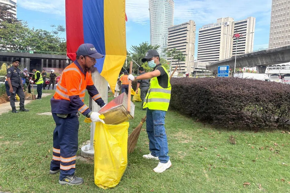 Malaysia, Kuala Lumpur, warga Singapura, Singaporean, Perintah Khidmat Masyarakat, PKM, community service, cigarette, puntung rokok