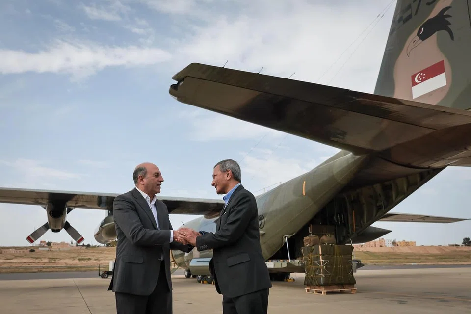 Menteri Ehwal Luar Singapura, Dr Vivian Balakrishnan (kanan), mengucapkan terima kasih kepada Setiausaha Agung Pertubuhan Amal Hashemite Jordan, Encik Hussein Al Shebli, selepas lawatannya ke Pangkalan Udara Raja Abdullah II di Jordan pada 17 Mac.