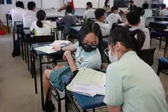 SAMBUNG PENDIDIKAN: Pelajar yang menerima keputusan GCE peringkat 'O' yang layak perlu memilih sama ada mahu meneruskan pendidikan ke maktab rendah atau politeknik. - Foto BH oleh JASON QUAH