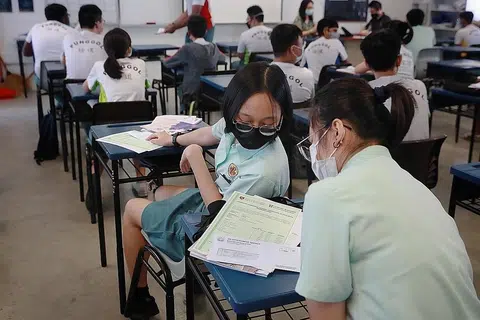 SAMBUNG PENDIDIKAN: Pelajar yang menerima keputusan GCE peringkat 'O' yang layak perlu memilih sama ada mahu meneruskan pendidikan ke maktab rendah atau politeknik. - Foto BH oleh JASON QUAH