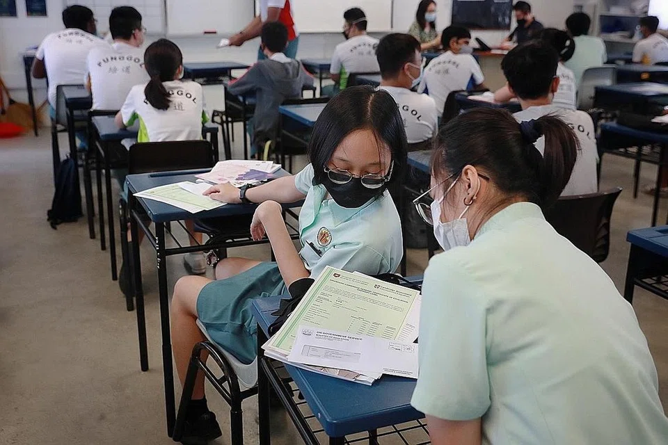 SAMBUNG PENDIDIKAN: Pelajar yang menerima keputusan GCE peringkat 'O' yang layak perlu memilih sama ada mahu meneruskan pendidikan ke maktab rendah atau politeknik. - Foto BH oleh JASON QUAH
