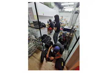 DEMI MASYARAKAT: Encik Johann Annuar, 46 tahun, (duduk di kerusi) merupakan Pengarah Eksekutif pertubuhan tidak mencari untung, Engineering Good, yang menawarkan komputer riba terpakai yang telah dibaikpulih untuk dimanfaatkan golongan tidak berkemampuan. Kelihatan beliau bersama anak buahnya sibuk perbaiki komputer riba yang diterima dari orang ramai. - Foto-foto ihsan ENGINEERING GOOD 