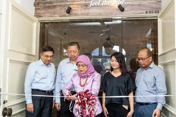 PERANAN PENTING PERUSAHAAN SOSIAL: Presiden Halimah Yacob (tengah) melancarkan Anugerah Perusahaan Sosial Cabaran Presiden (PCSEA) dan restoran perusahaan sosial Tribe. Bersamanya ialah (dari kiri) Pengerusi raiSE, Encik Gautam Banerjee; Pengerusi Jawatankukasa PCSEA Committee, Encik Tan Soo Nan; Pengasas Bliss Group, Cik Ms Christine Low dan CEO raiSE, Encik Alfie Othman. - Foto raiSE
