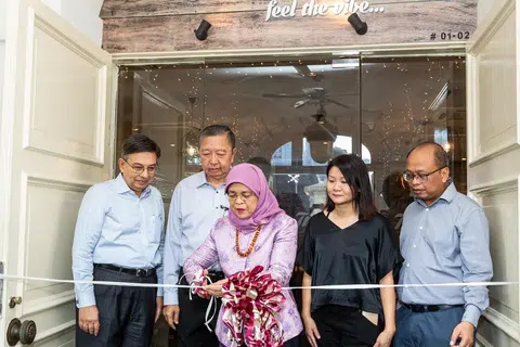 PERANAN PENTING PERUSAHAAN SOSIAL: Presiden Halimah Yacob (tengah) melancarkan Anugerah Perusahaan Sosial Cabaran Presiden (PCSEA) dan restoran perusahaan sosial Tribe. Bersamanya ialah (dari kiri) Pengerusi raiSE, Encik Gautam Banerjee; Pengerusi Jawatankukasa PCSEA Committee, Encik Tan Soo Nan; Pengasas Bliss Group, Cik Ms Christine Low dan CEO raiSE, Encik Alfie Othman. - Foto raiSE