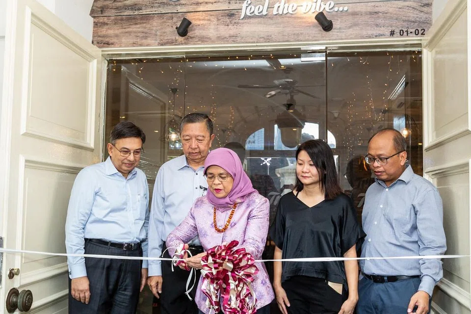PERANAN PENTING PERUSAHAAN SOSIAL: Presiden Halimah Yacob (tengah) melancarkan Anugerah Perusahaan Sosial Cabaran Presiden (PCSEA) dan restoran perusahaan sosial Tribe. Bersamanya ialah (dari kiri) Pengerusi raiSE, Encik Gautam Banerjee; Pengerusi Jawatankukasa PCSEA Committee, Encik Tan Soo Nan; Pengasas Bliss Group, Cik Ms Christine Low dan CEO raiSE, Encik Alfie Othman. - Foto raiSE