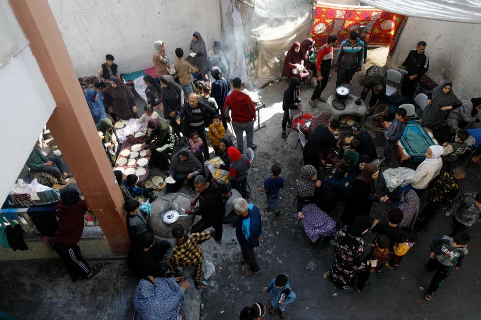 MAKANAN KURANG: Para penduduk menjalani kegiatan harian termasuk memasak sendiri makanan di sebuah sekolah yang telah dijadikan tempat perlindungan di Rafah, selatan Gaza.