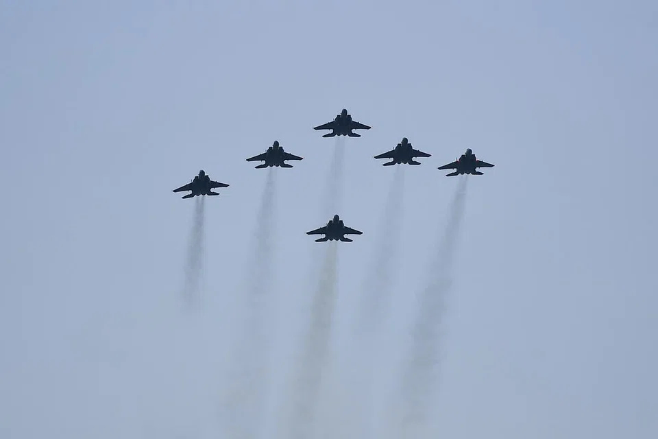 Khas untuk meraikan ulang tahun kemerdekaan Singapura ke-60 (SG60), enam jet pejuang F-15SG akan melakukan Penghormatan SG60 dengan membelah angkasa Singapura dalam formasi delta. 