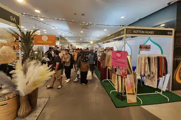 Pengunjung dilihat tidak melepaskan peluang membeli persiapan Raya di OTH Hari Raya Food Bazaar sejak ia bermula 23 Mac dan berlangsung hingga 7 April 2024.
