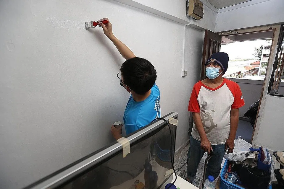 HARGAI JASA: Encik Mohamed Euno (kiri) berkata beliau gembira kerana mendapat bantuan relawan untuk membersihkan rumahnya sempena Tahun Baru Cina. Bersamanya ialah seorang relawan Habitat for Humanity, Xi Wenhan. - Foto BH oleh SAMUEL ANG 