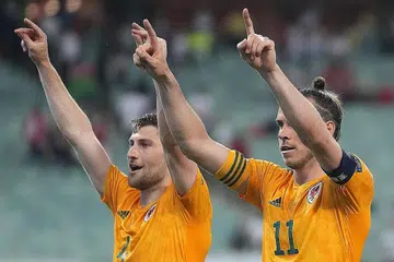 WALES: Empat mata dalam tangan, peluang mara cerah begitulah. Saat yang membanggakan bagi Ben Davies (kiri) and Gareth Bale (kanan). - Foto EPA-EFE