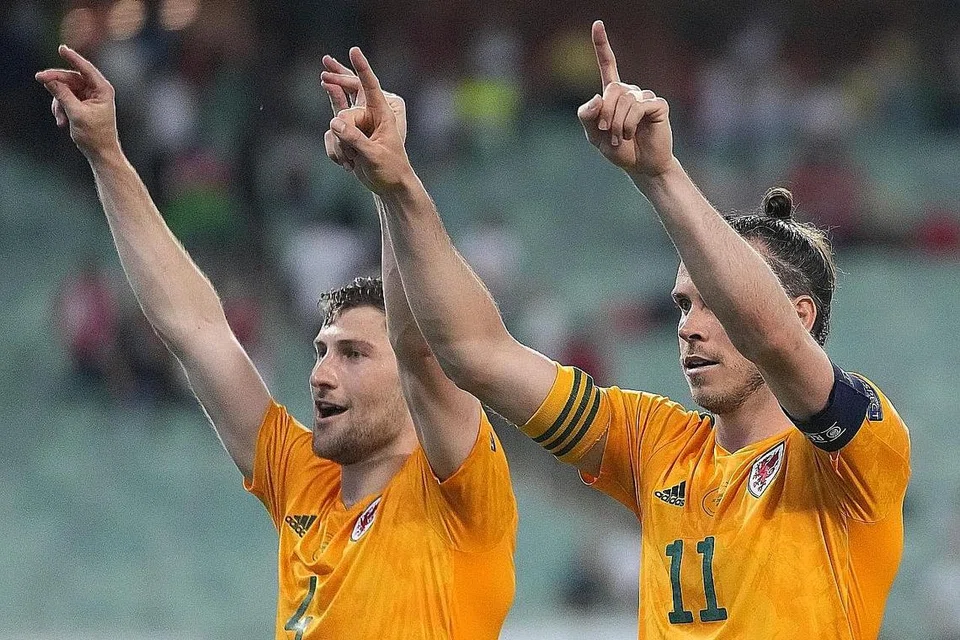 WALES: Empat mata dalam tangan, peluang mara cerah begitulah. Saat yang membanggakan bagi Ben Davies (kiri) and Gareth Bale (kanan). - Foto EPA-EFE