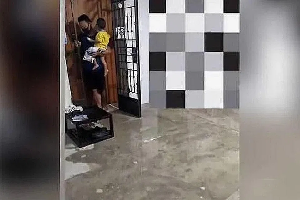BUKAN GANGGUAN PERTAMA KALI: Tangkap layar video menyingkap air yang telah disimbah di koridor flat mangsa - keluarga jururawat lelaki yang bertugas di barisan hadapan Hospital Besar Sengkang. - Foto INSTAGRAM JIBBY4G