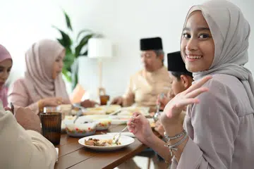 Hari Raya menyempatkan kita untuk berniat dan bertindak ke arah membangun peribadi yang jiwanya besar dan mulia, tulis Dr Azhar.