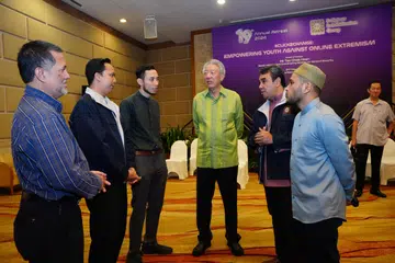 Menteri Kanan yang juga Menteri Penyelaras bagi Keselamatan Negara, Encik Teo Chee Hean (tiga dari kanan), bersama Pengerusi Bersama RRG, Ustaz Dr Mohamed Ali (dua dari kanan), dan Mufti Dr Nazirudin Mohd Nasir (paling kanan) beramah dengan asatizah dan kaunselor RRG.