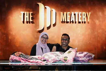 PERSIAPAN AWAL: Demi memastikan pelancaran penjualan set perayaan akhir tahun mereka berjalan lancar, kededua pemilik The Meatery, Cik Sophina Smith Mohd Irwan dan suaminya Encik Rafiq Abdullah Vellasamy merancang seawal Julai untuk menempah bekalan protein.