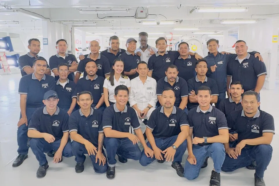 Cik Sahira Sha’ri dengan pasukan kelasinya yang bersama-sama bekerjasama dalam memastikan kondisi kapal persiaran ‘Celebrity Beyond’ sentiasa baik. 
